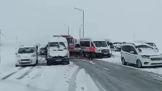 Bitlis'te 10 araç birbirine girdi: 16 yaralı
