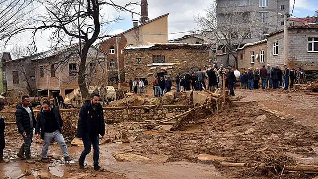 Bitlis'te gölet taştı: 210 dekar tarım alanı zarar gördü

