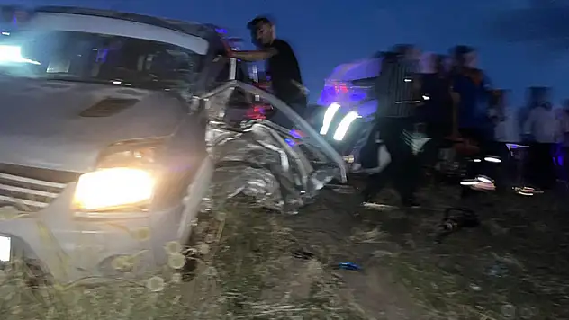 Bitlis'te minibüs ile hafif ticari araç çarpıştı: 6 yaralı
