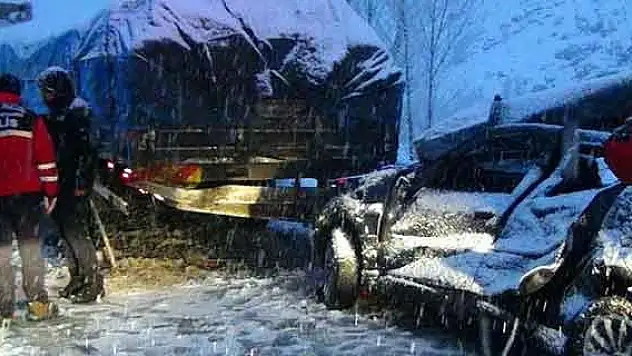 Bitlis'te otomobil tıra çarptı: 3 yaralı