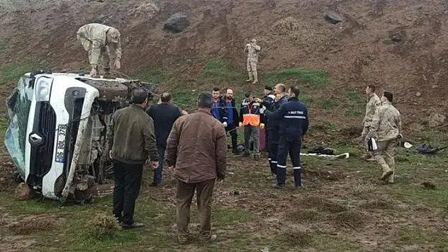 Bitlis'te şarampole devrilen minibüsteki 13 kişi yaralandı
