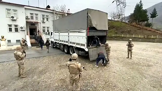 Bitlis'te tırın dorsesinden Afganistanlı 76 kaçak çıktı

