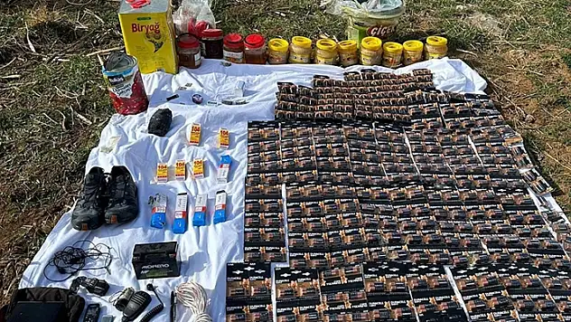 Bitlis'teki terör operasyonunda yaşam malzemeleri ele geçirildi
