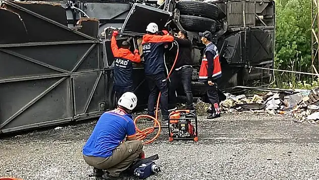 Bitlis'te yolcu otobüsü ile kamyon çarpıştı: 2 ölü, 4'ü ağır 30 yaralı
