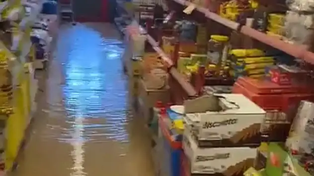 Bodrum'da ana isale hattı patladı suyla dolan zincir market çalışanlarını vatandaşlar kurtardı 
