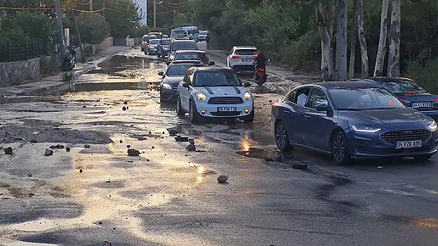 Bodrum'da ana su isale hattı patladı sürücüler güçlükle ilerledi
