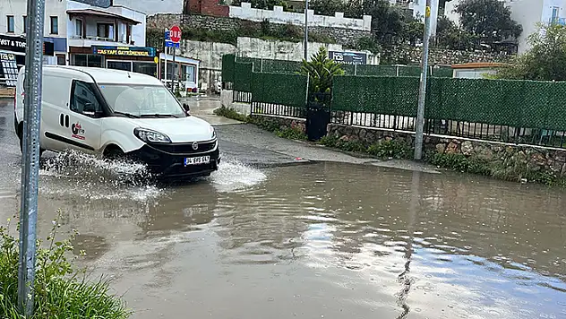 Bodrum'da dolu ve sağanak cadde ve sokaklar göle döndü
