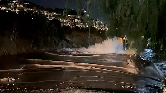 Bodrum'da içme suyu isale hattındaki patlama nedeniyle yol çöktü

