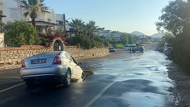 Bodrum'da isale hattı patladı otomobil oluşan çukura düştü
