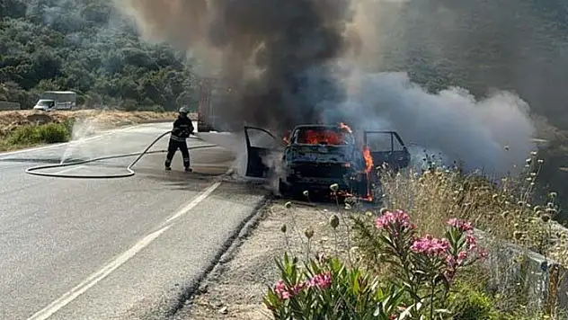 Bodrum'da seyir halindeyken alev alan otomobil kullanılmaz hale geldi
