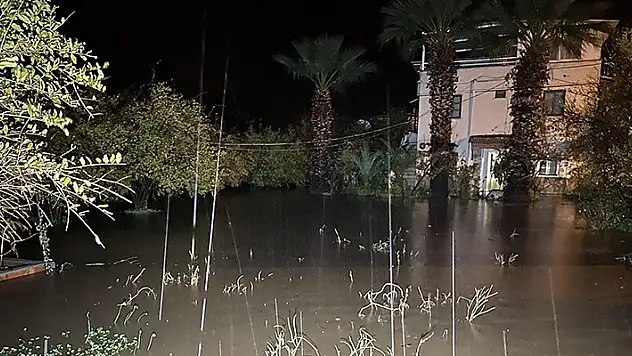 Bodrum ve Marmaris'te sağanak nedeniyle evleri su bastı, kaya parçaları yolları kapattı
