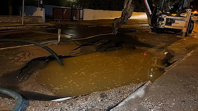 Bodrum'da 2 günde 3'üncü kez ana su isale hattında patlama yaşandı yol çöktü