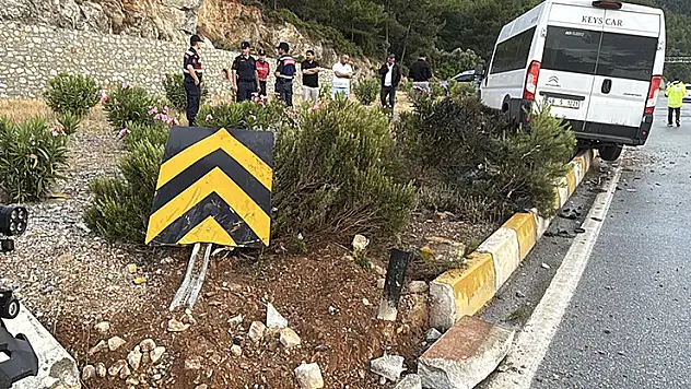 Bodrum'da servis minibüsü ile otomobil çarpıştı 16 yaralı