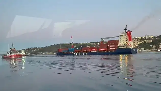 Boğazda korkutan anlar: Yalıya kıl payı kala durdu