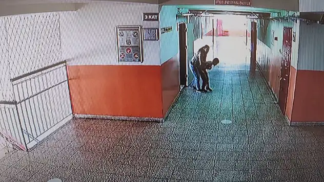 Boğazına sakız takılan öğrenciyi, öğretmeni 'Heimlich' manevrasıyla kurtardı
