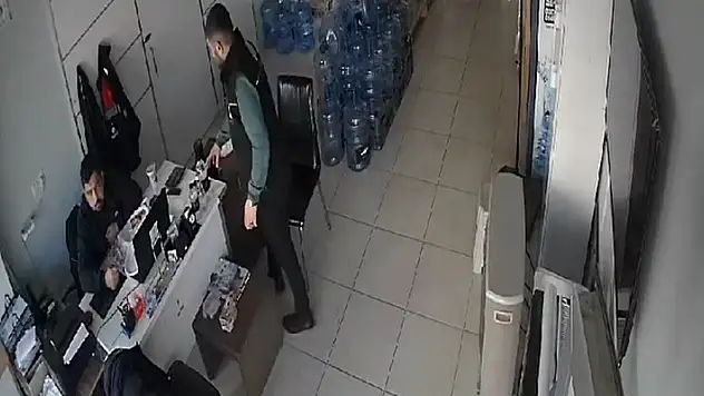 Boğazına yiyecek takılan arkadaşını 'heimlich manevrası' ile kurtardı

