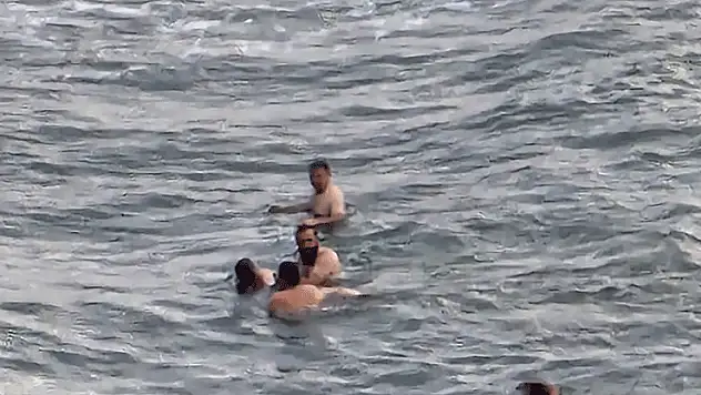 Boğulma tehlikesi geçiren 3 kadını vatandaşlar kurtardı