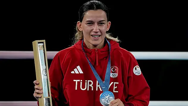 Boksta kadınlar 54 kilo finalinde Hatice Akbaş, gümüş madalya kazandı
