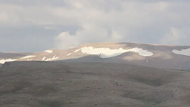 Bolkar dağındaki kar, görenlerin içini serinletti