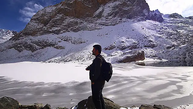 Bolkar'daki buzul göllerinin kış güzelliği büyülüyor