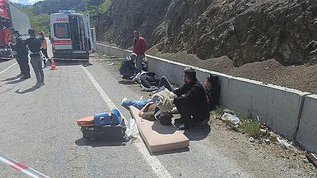 Bolu'da 2 minibüs kafa kafaya çarpıştı 11'i öğrenci 15 yaralı
