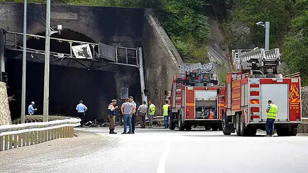 Bolu'da bariyere çarpan tır yandı: 5 ölü, 2 yaralı