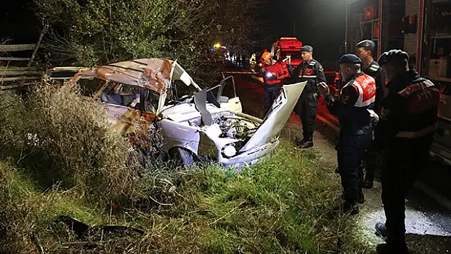 Bolu'da kamyonla çarpışan otomobildeki 3 kişi hayatını kaybetti