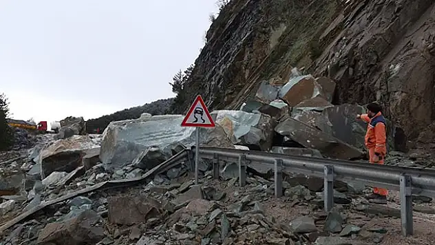 Bolu'da kara yolunda heyelan