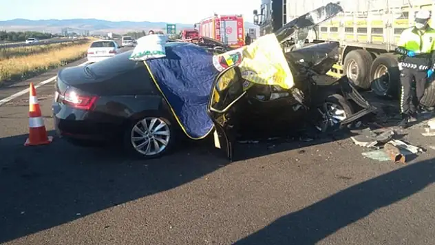 Bolu'da otomobil tırın altına girdi: 3 ölü, 1 yaralı