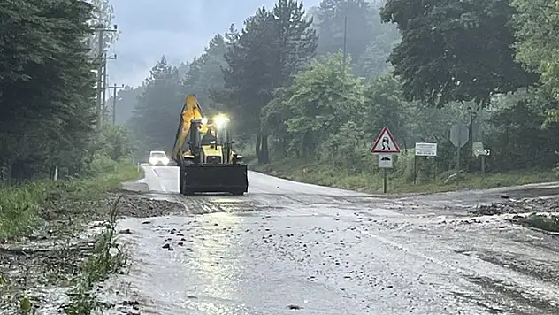 Bolu'da sağanak Abant kara yolunda ulaşımı aksattı
