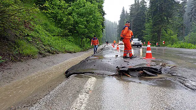 Bolu'da sağanak dereler taştı, Abant yolunda göçükler oluştu

