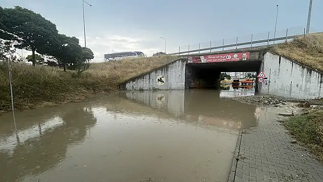 Bolu'da sağanak nedeniyle bazı evleri ve alt geçitleri su bastı
