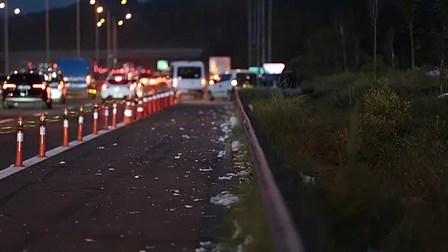 Bolu'da, tatilcilerin geçtiği otoyolda çöpleri kaldı
