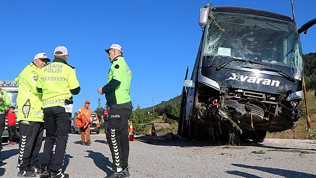 Bolu'da yolcu otobüsü yol kenarındaki araziye girdi: 14 yaralı

