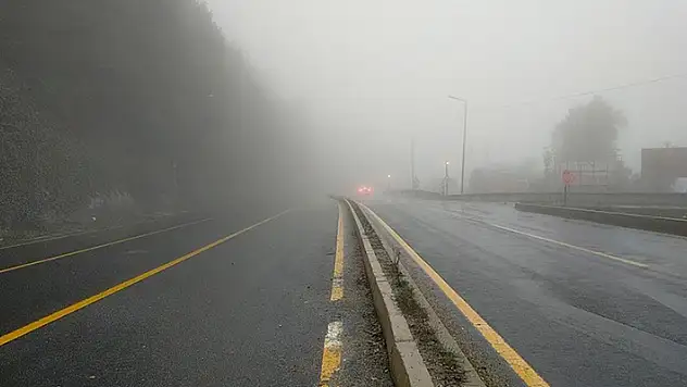 Bolu Dağı Düzce geçişinde sis ve sağanak etkili oldu
