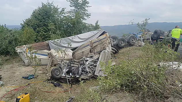 Bolu Dağı Geçişi'nde feci kaza: Tır otomobili sürükleyerek devrildi, 2 ölü 2 yaralı
