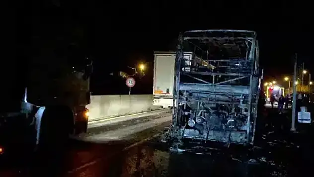Bolu Dağı'nda motoru tutuşan yolcu otobüsü alev alev yandı
