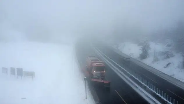 Bolu Dağı'nda sis ve kar etkili oluyor
