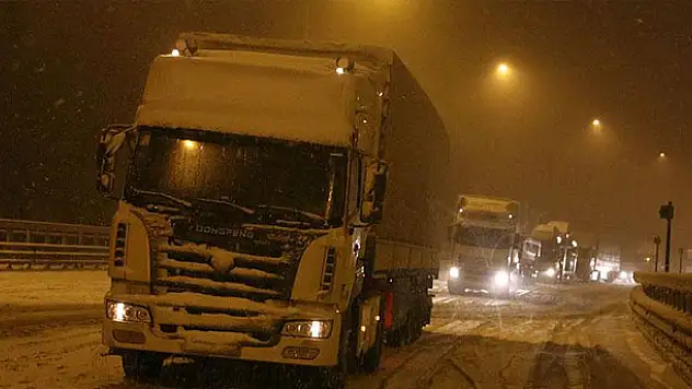 Bolu Dağı'nda TEM Otoyolu'nun Ankara yönü ulaşıma kapandı