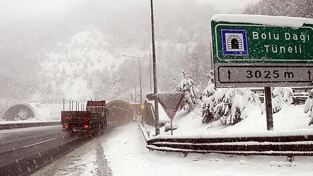 Bolu Dağı'nda yoğun kar yağışı etkisini sürdürüyor