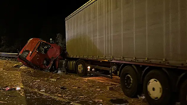 Bolu Dağı'nda 2 tır çarpıştı yola saçılan tuğlalar ulaşımı aksattı