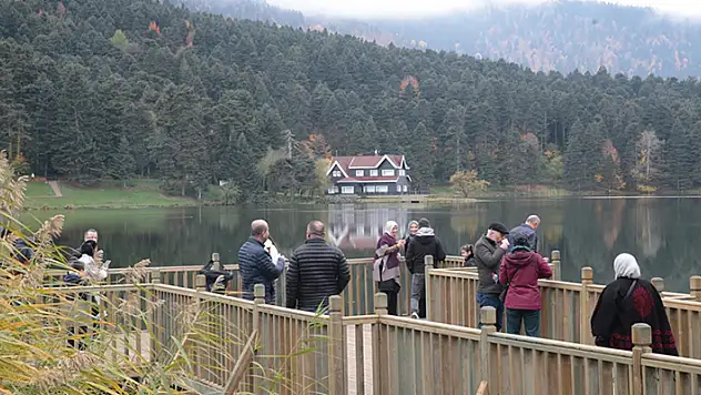 Bolu Gölcük Tabiat Parkı, sonbaharda da misafirlerini ağırlıyor