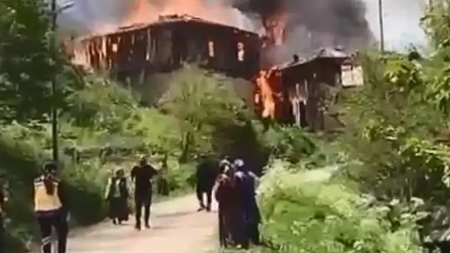 Bolu'da cami ve 2 ev yandı