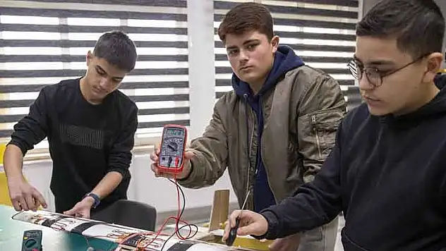 Bolu'da lise öğrencileri uçak kanatlarındaki titreşimden elektrik üreten sistem geliştirdi