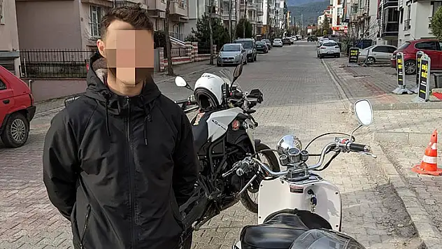 Bolu'da motosiklet plakasını boyayarak değiştiren uyanık sürücü ekiplerin gözünden kaçmadı
