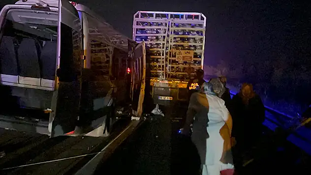 Bolu'da yolcu minibüsü, kamyona çarptı 16 yaralı