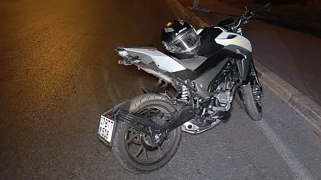 Bordür taşına çarpan motosikletin sürücüsü yaralandı
