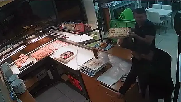 Börekçi, iş yerine giren hırsızı bakın ne ile kovaladı! 
