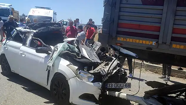 Boru yüklü tıra arkadan çarpan otomobilin sürücüsü öldü