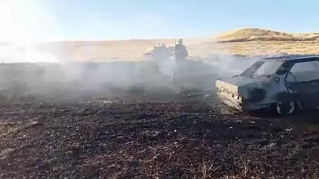 Boş tarlada alev alan otomobil hurdaya döndü
